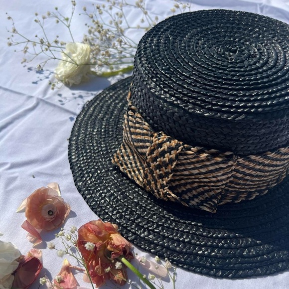 Black and tan straw sun hat with bow - Picture 1 of 3